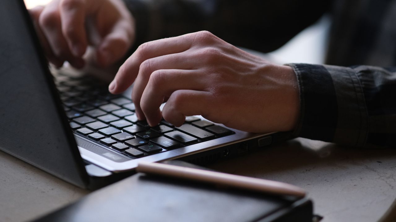 Comment envoyer le bulletin de salaire d&rsquo;un employé à l&rsquo;URSSAF ?