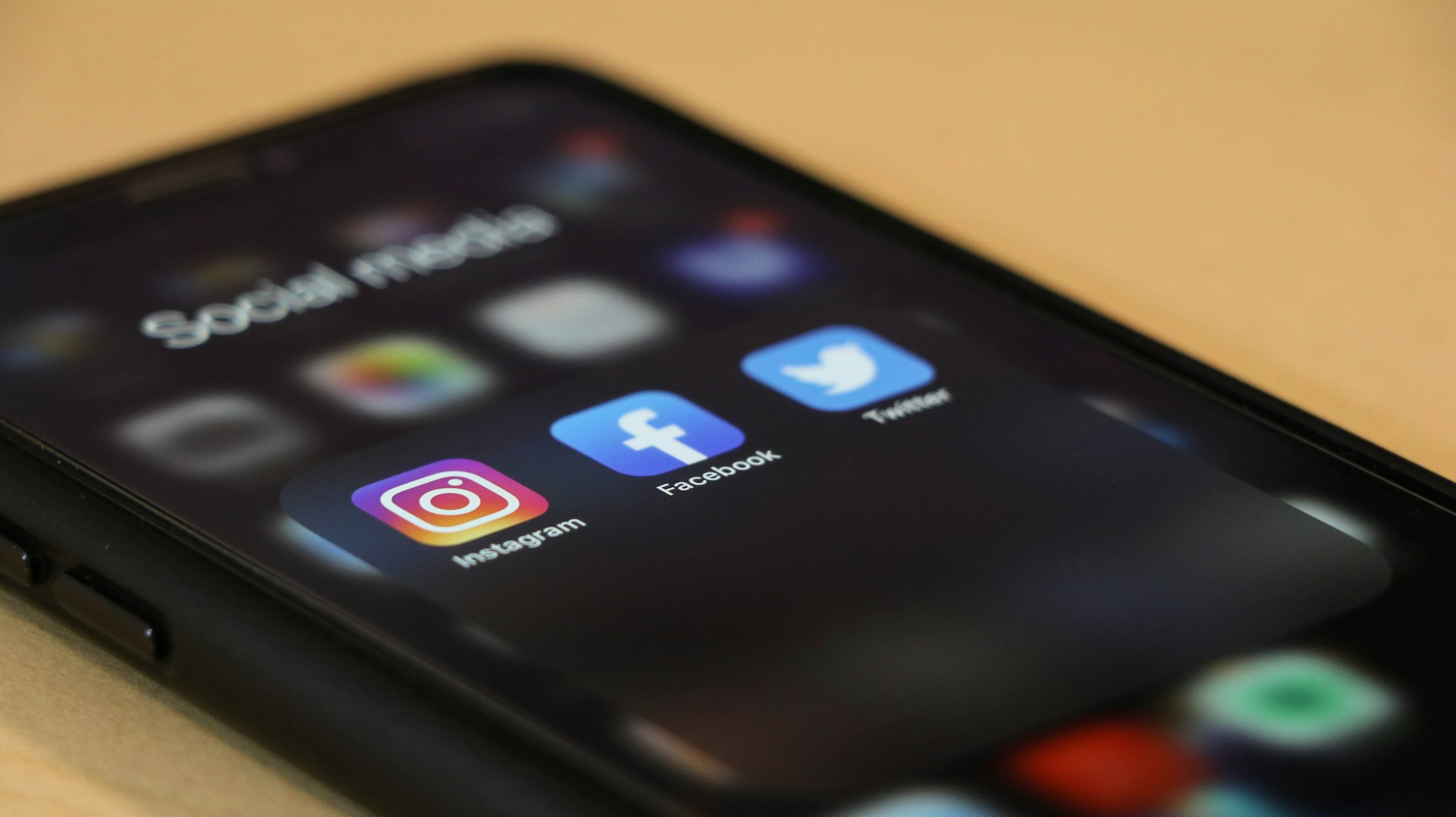 Pourquoi s&rsquo;informer sur TikTok, Facebook et X peut déformer votre perception de la réalité