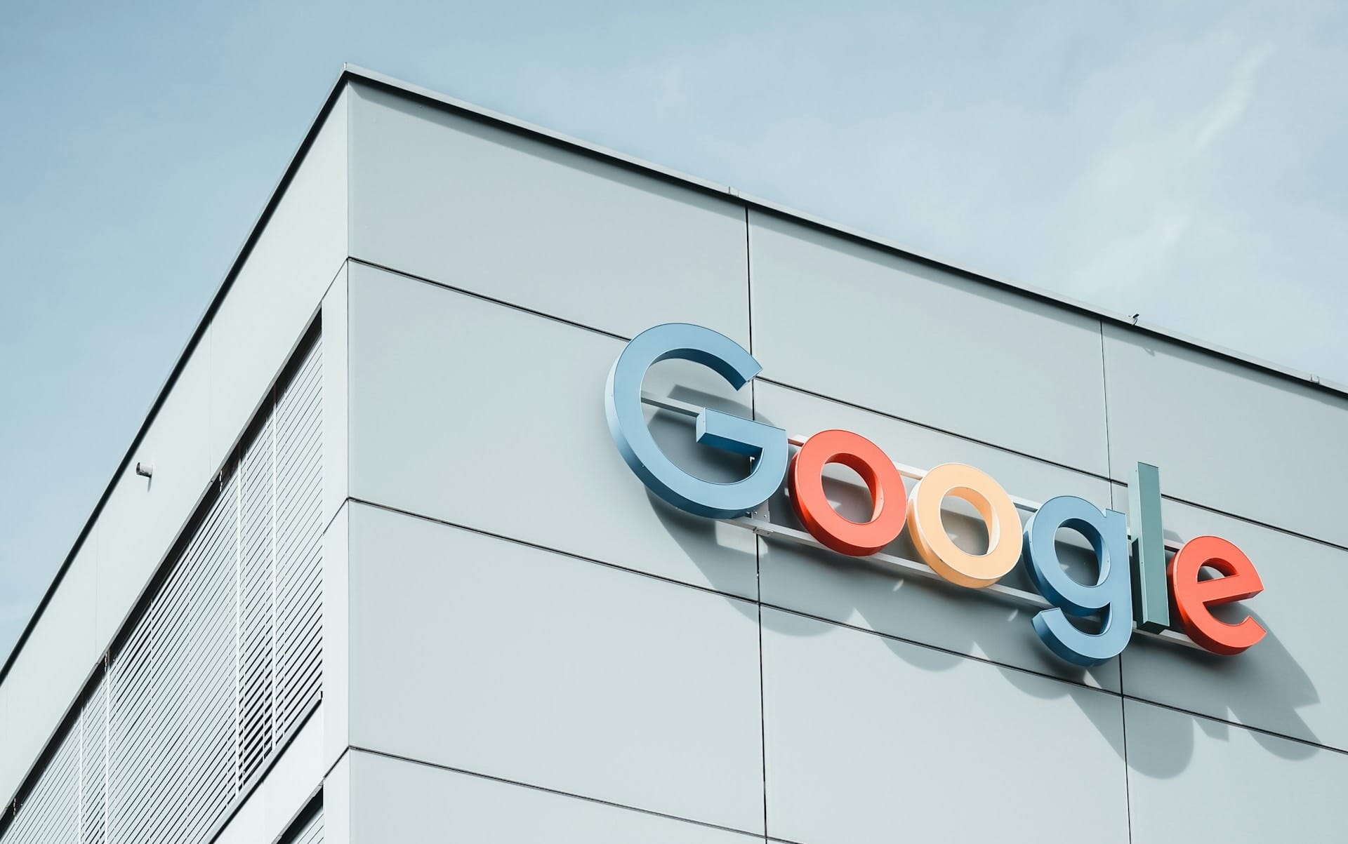 Les salariés de Google DeepMind s&rsquo;opposent à l&rsquo;utilisation de l&rsquo;intelligence artificielle par l&rsquo;armée