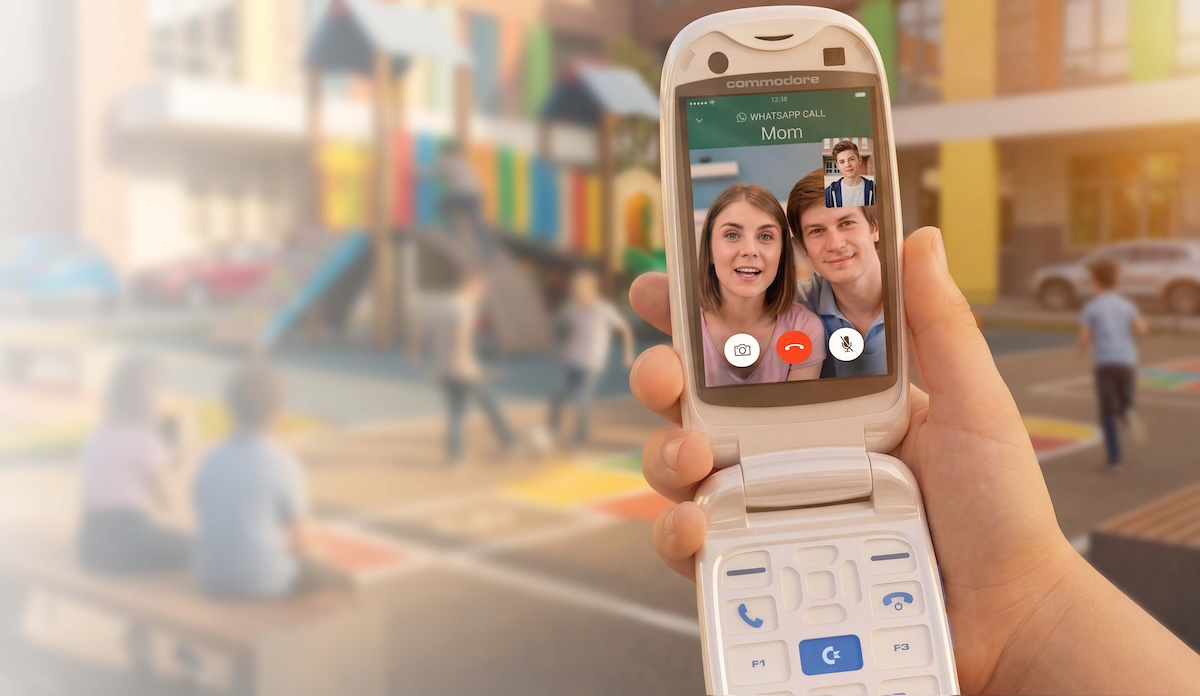 Commodore Callback 8020 : un téléphone à clapet pour une déconnexion numérique avec style